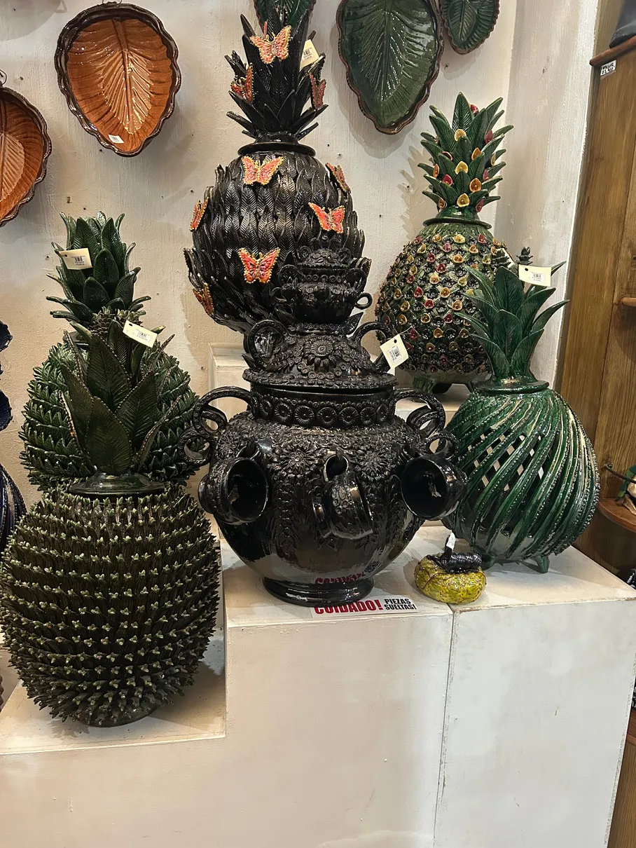 Piezas de cerámica artesanal mexicana en forma de piñas, listas para empaque